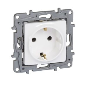 Единичен контакт Legrand Niloe без рамка 16А 250V бял